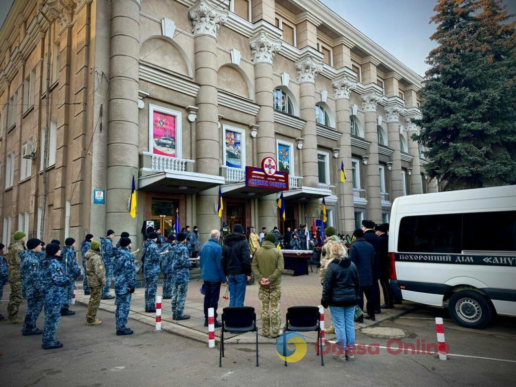 В Одесе проводили в последний путь погибшего на фронте сотрудника КУ «Муниципальная стража»