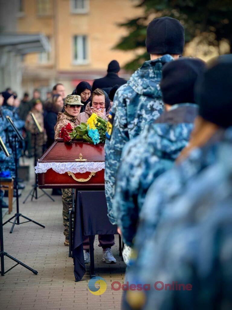 В Одесе проводили в последний путь погибшего на фронте сотрудника КУ «Муниципальная стража»