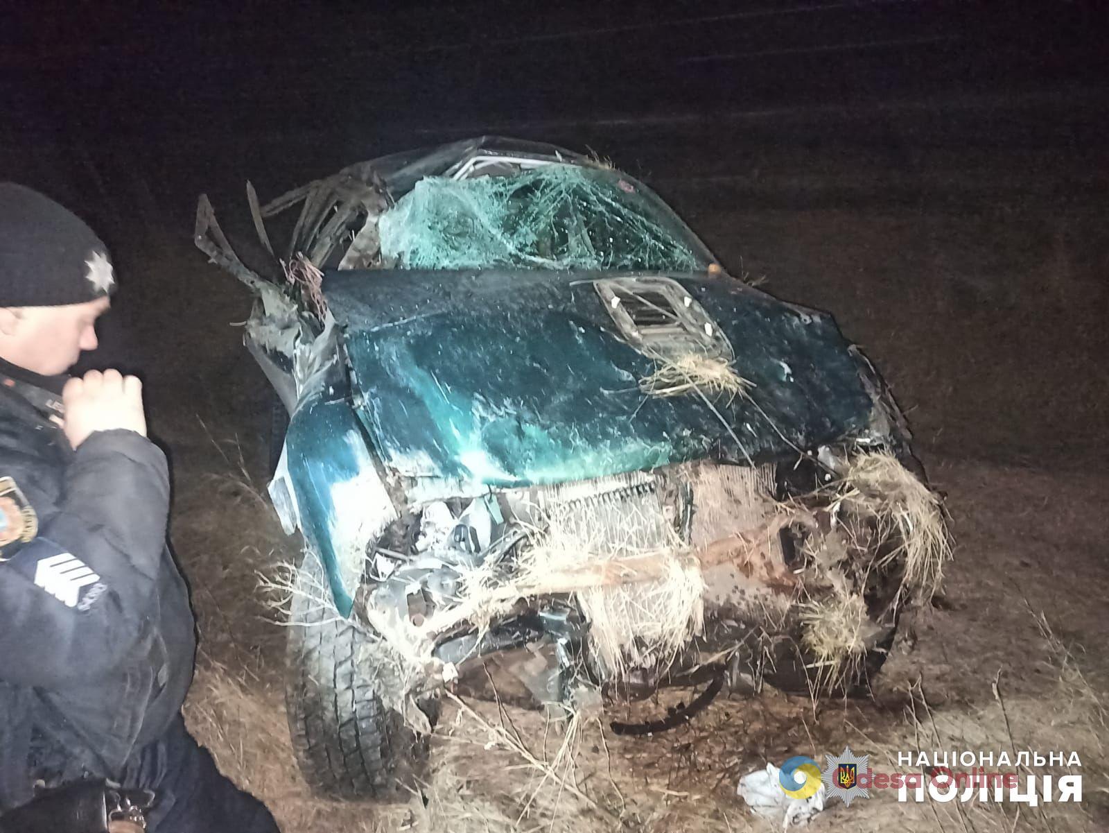 Под Одессой легковушка вылетела в кювет и перевернулась – пострадали водитель и пассажир