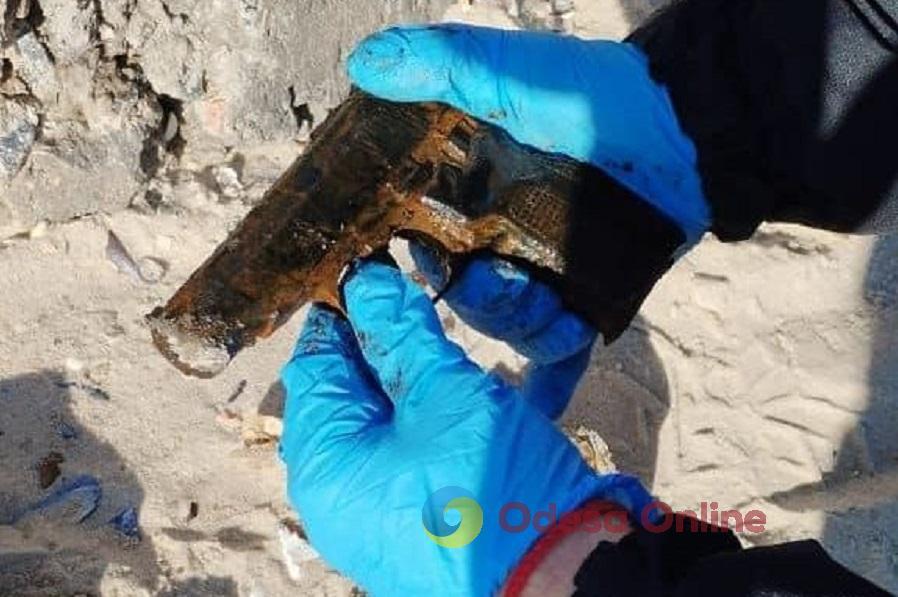 На одном из городских пляжей одесситы нашли пакет с пистолетом (фото)