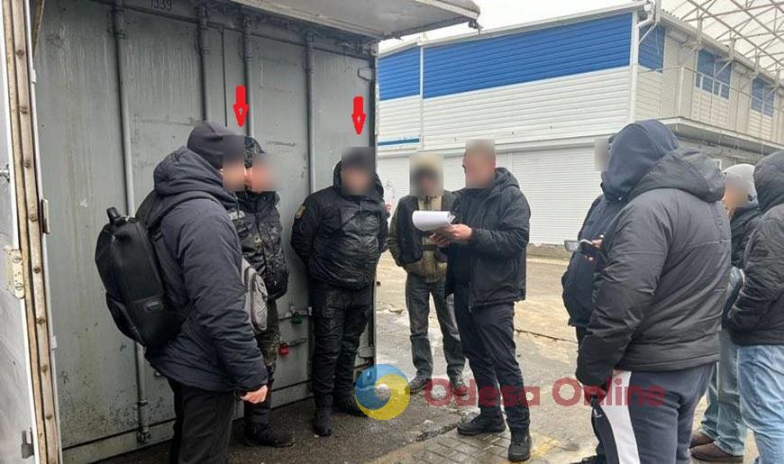 Двое одесских полицейских вымогали взятки у коммерсантов за возможность ввозить на рынок товар