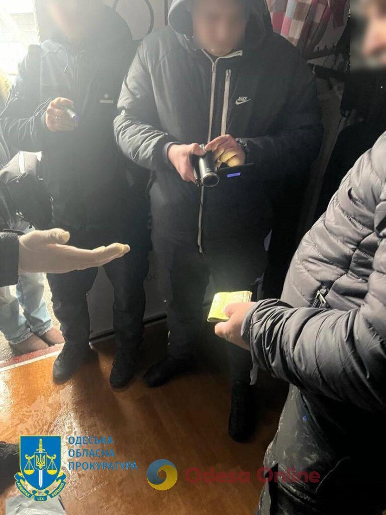 Двое одесских полицейских вымогали взятки у коммерсантов за возможность ввозить на рынок товар