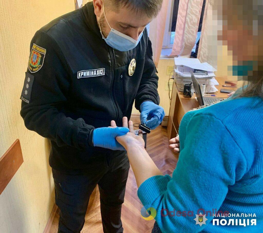 Задержали зарплату: в Одессе женщина порезала ножом двух сотрудниц в магазине