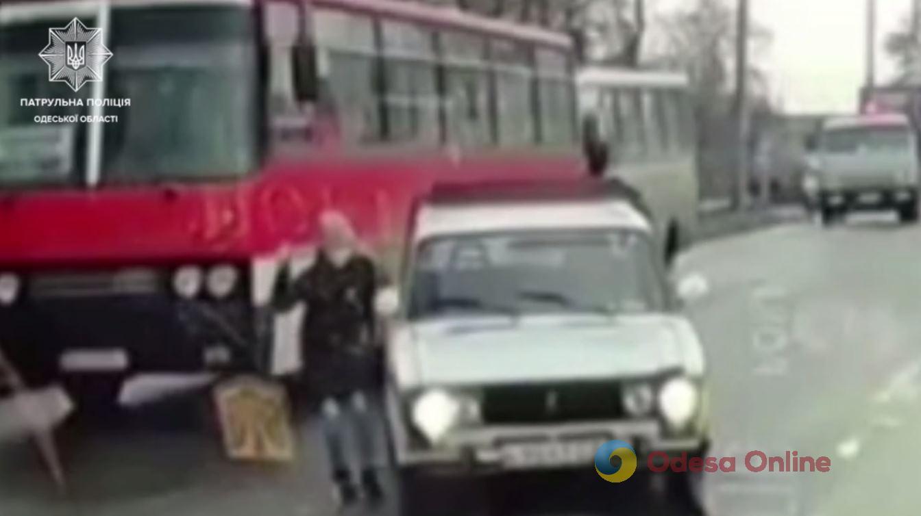 В Одессе патрульные разыскали водителя легковушки, который едва не сбил ребенка на пешеходном переходе (видео)