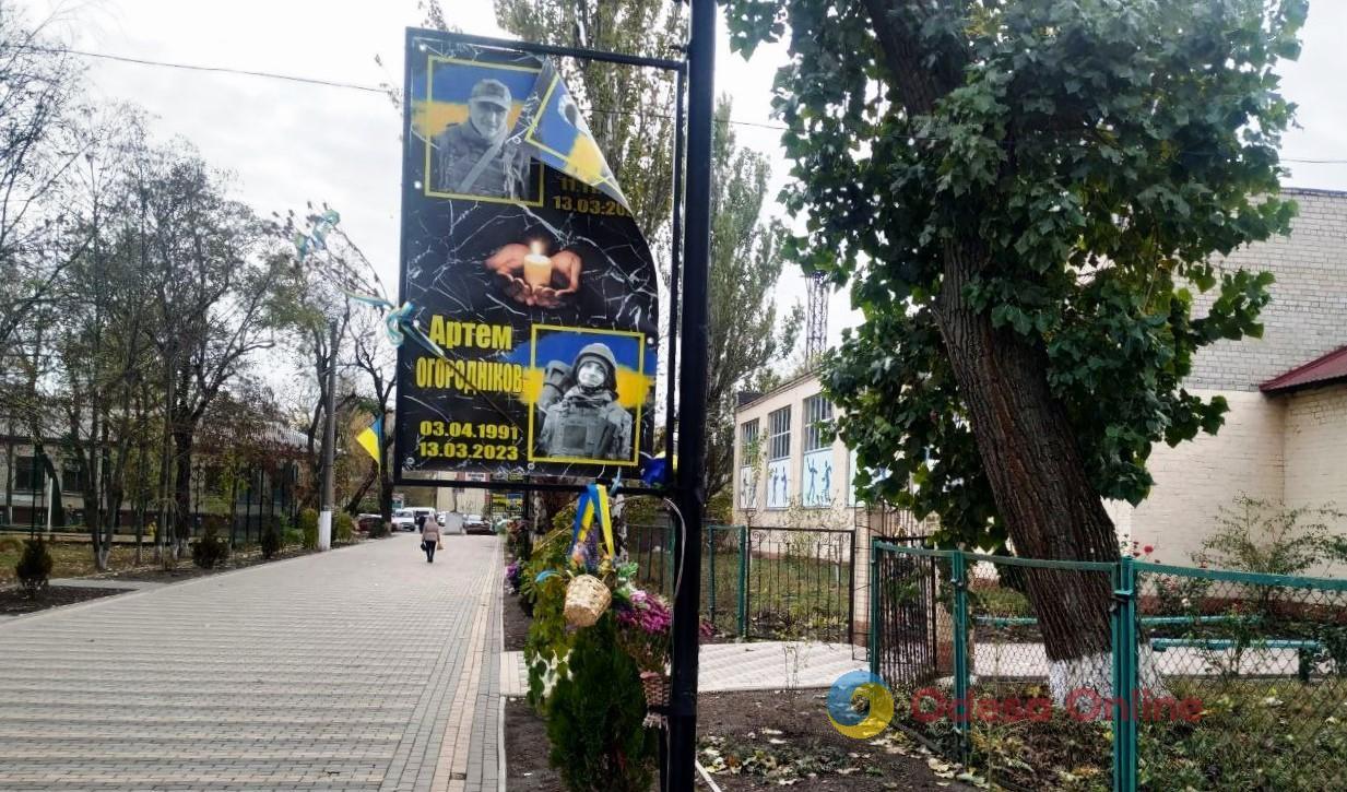 Одеська область: двоє юнаків вкрали вазони з квітами на Алеї Слави та порвали банери з фото загиблих Героїв