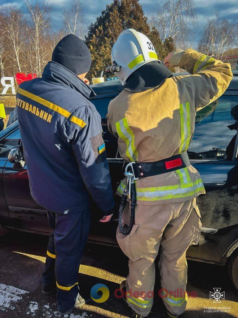 В Роздільній рятувальники визволили з автівки дворічну дитину