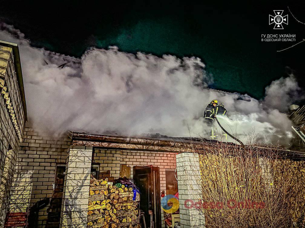 Под Одессой горел частный жилой дом (фото, видео)