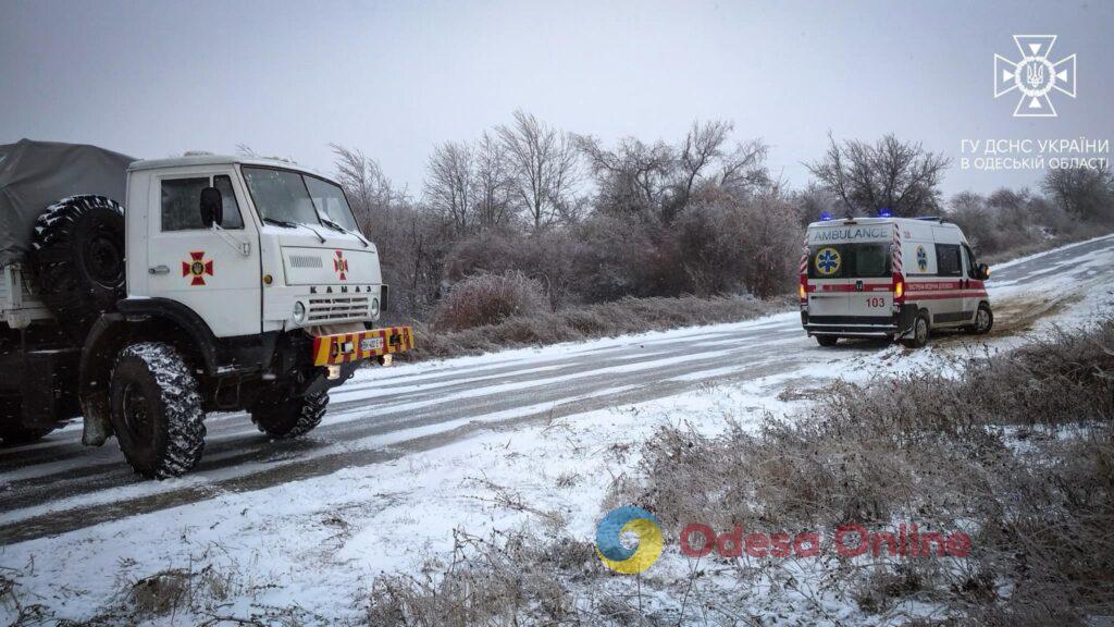 Ожеледиця: рятувальники витягують автомобілі з кюветів