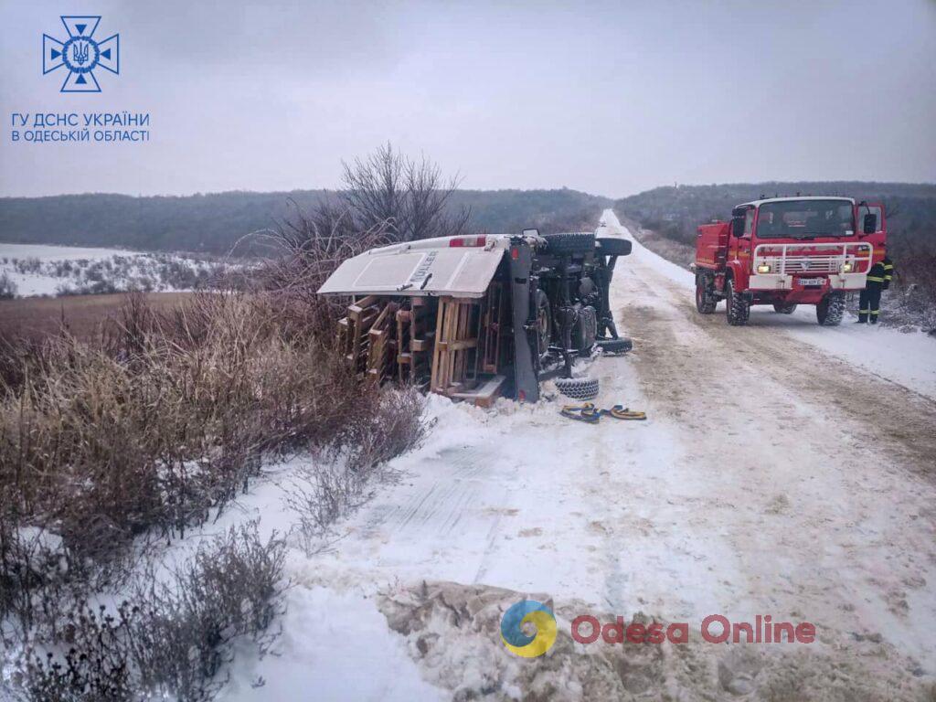 Ожеледиця: рятувальники витягують автомобілі з кюветів