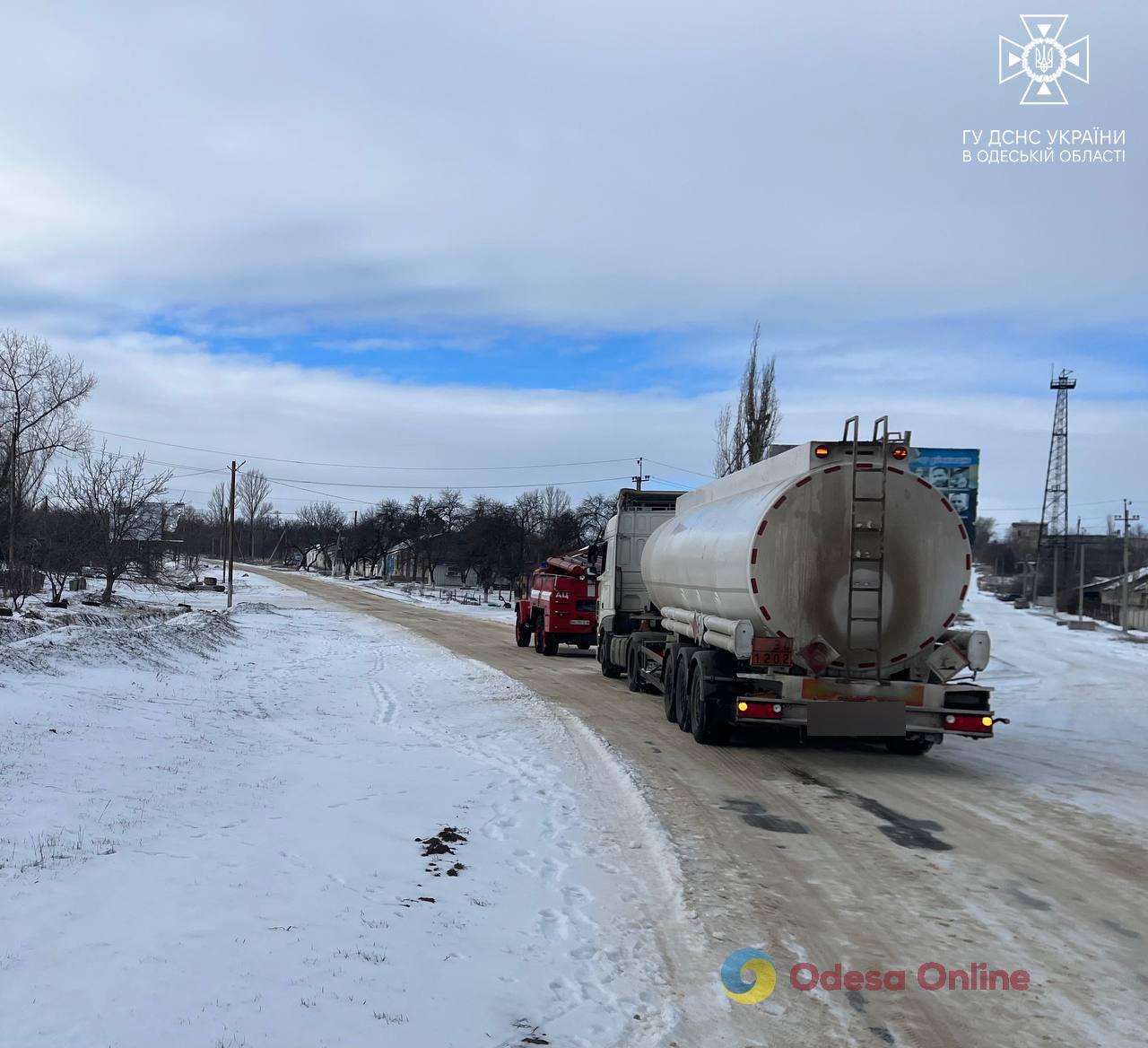 Снігові замети та слизькі дороги: на Одещини рятувальники допомагають водіям, які потрапили у полон негоди