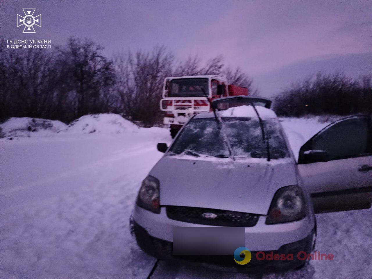 Снігові замети та слизькі дороги: на Одещини рятувальники допомагають водіям, які потрапили у полон негоди