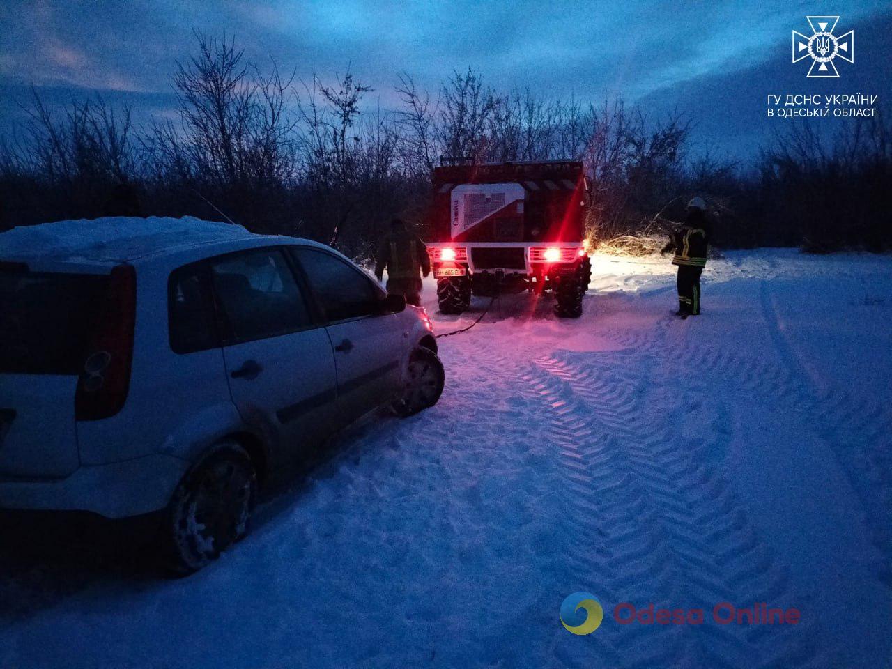 Снігові замети та слизькі дороги: на Одещини рятувальники допомагають водіям, які потрапили у полон негоди