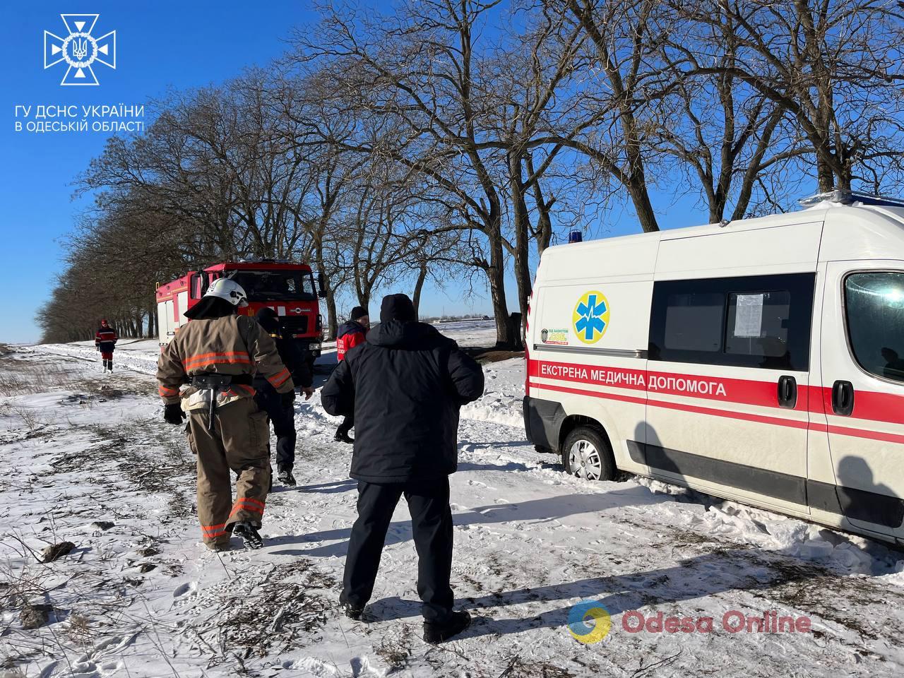 Снігові замети та слизькі дороги: на Одещини рятувальники допомагають водіям, які потрапили у полон негоди