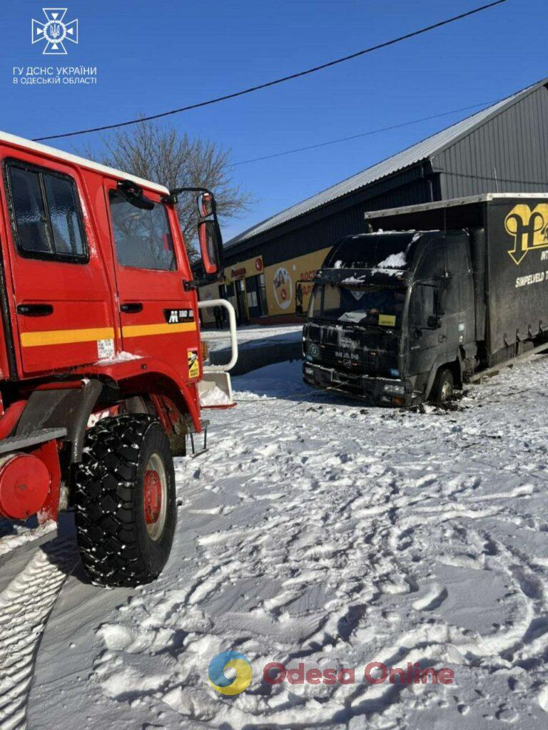 Рятувальники на Одещині продовжують витягувати машини зі снігових пасток