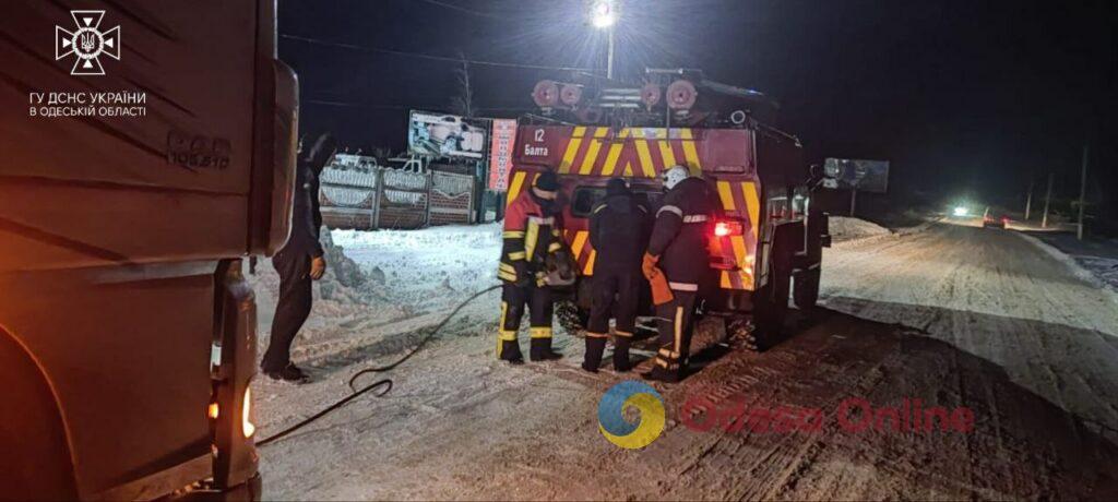 Спасатели в Одесской области продолжают вытаскивать машины из снежных ловушек