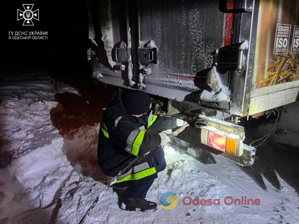 Рятувальники на Одещині продовжують витягувати машини зі снігових пасток