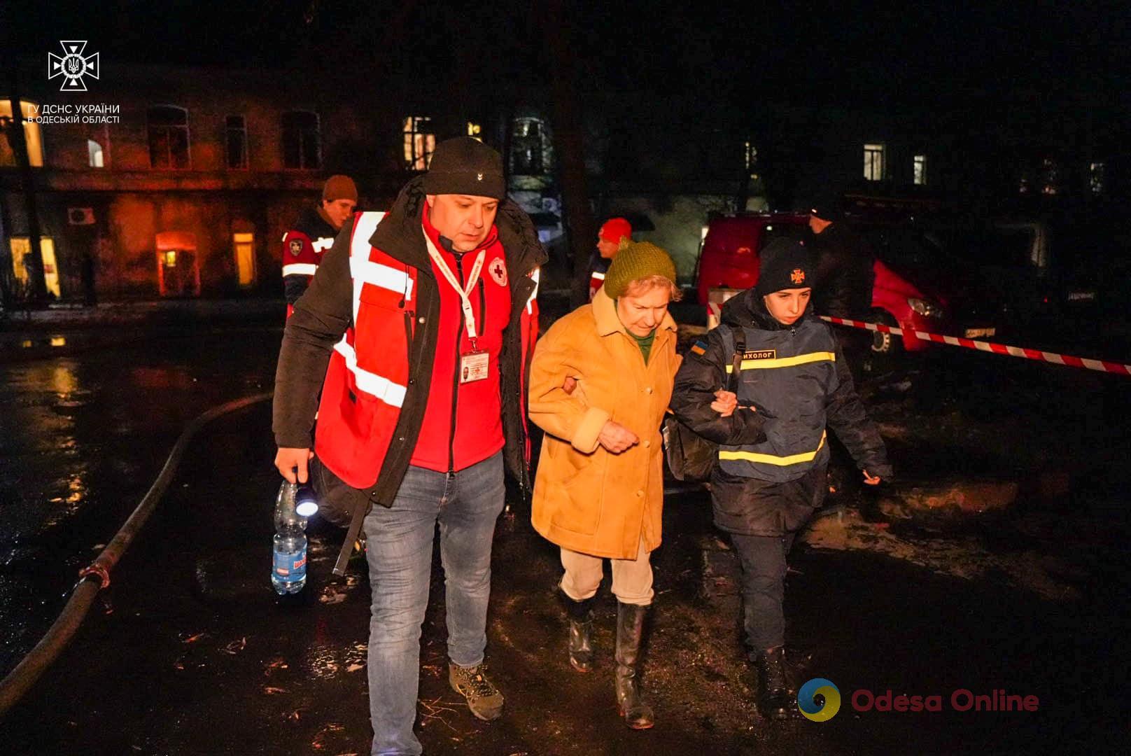 Эвакуированы 130 человек: одесские спасатели показали, как ликвидируют последствия российской атаки «шахедами» (фото, видео)