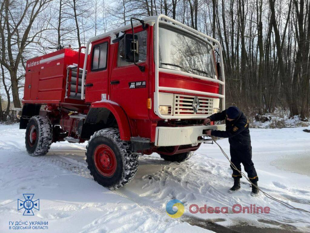Рятувальники на Одещині продовжують витягувати машини зі снігових пасток