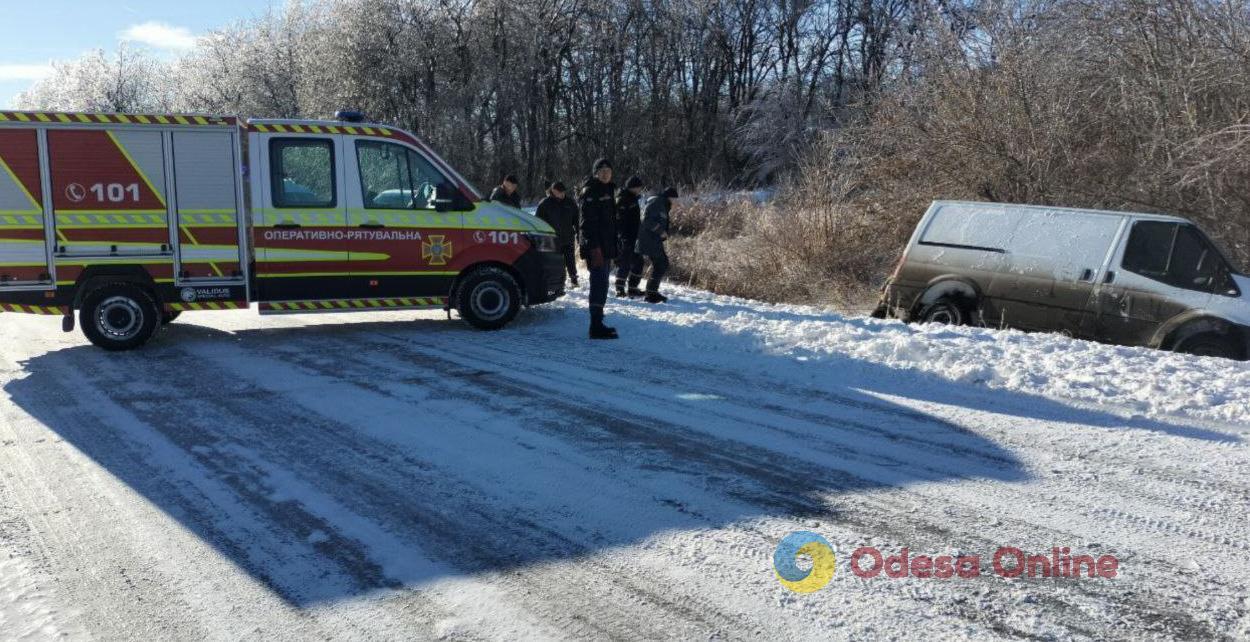 Спасатели в Одесской области продолжают вытаскивать машины из снежных ловушек