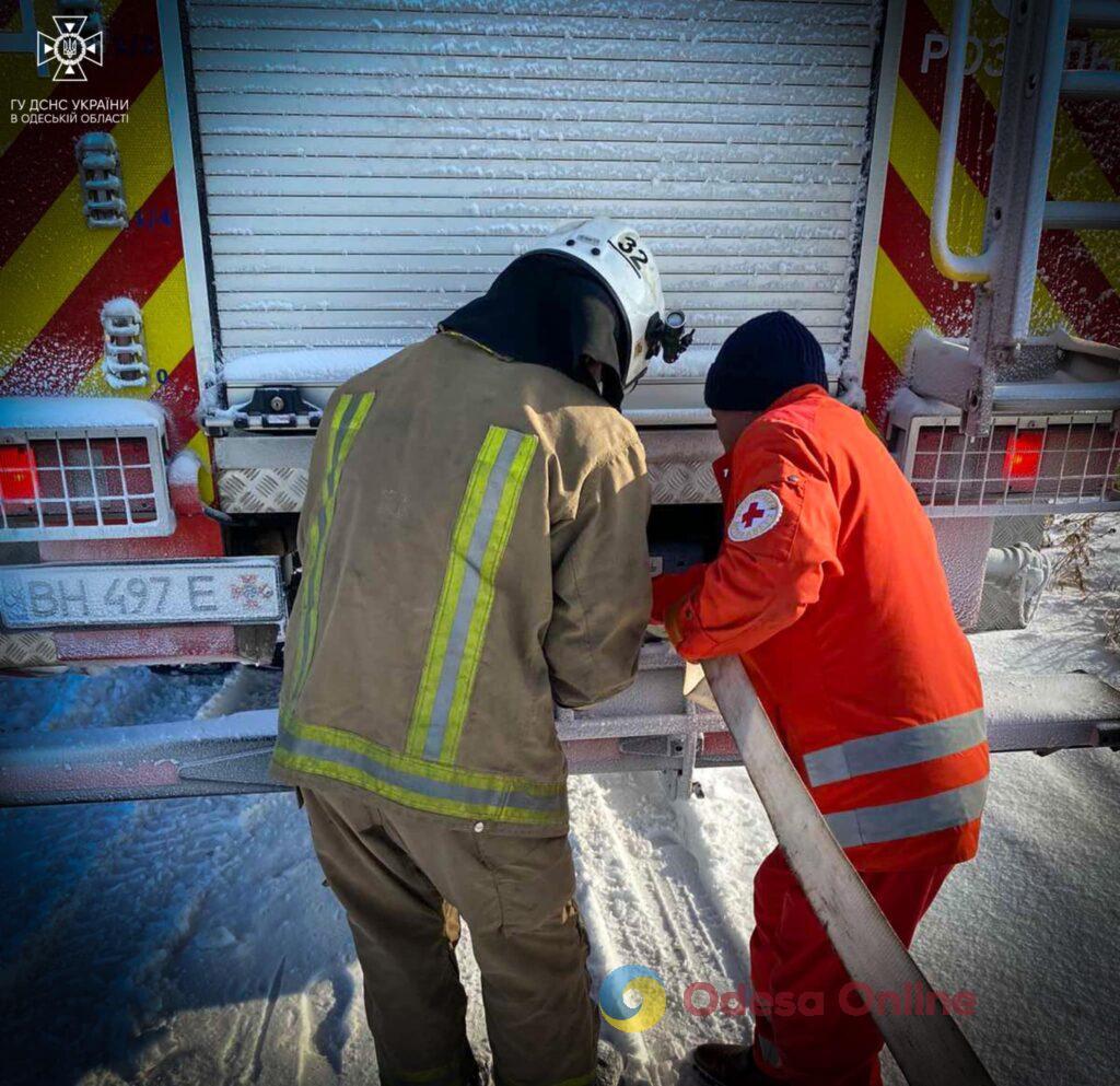 Непогода в Одесской области: спасатели помогли медикам добраться до больного мужчины (фото)