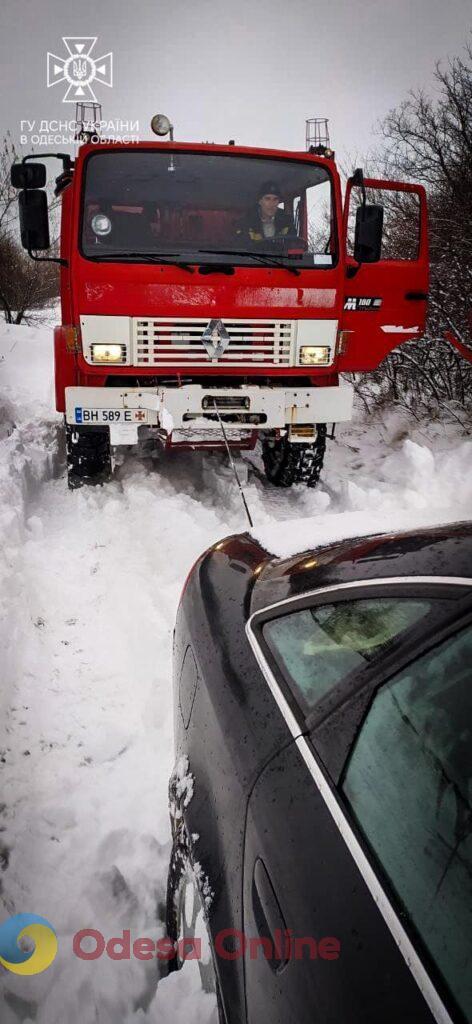 Негода на Одещині: рятувальники продовжують витягувати зі снігу авто