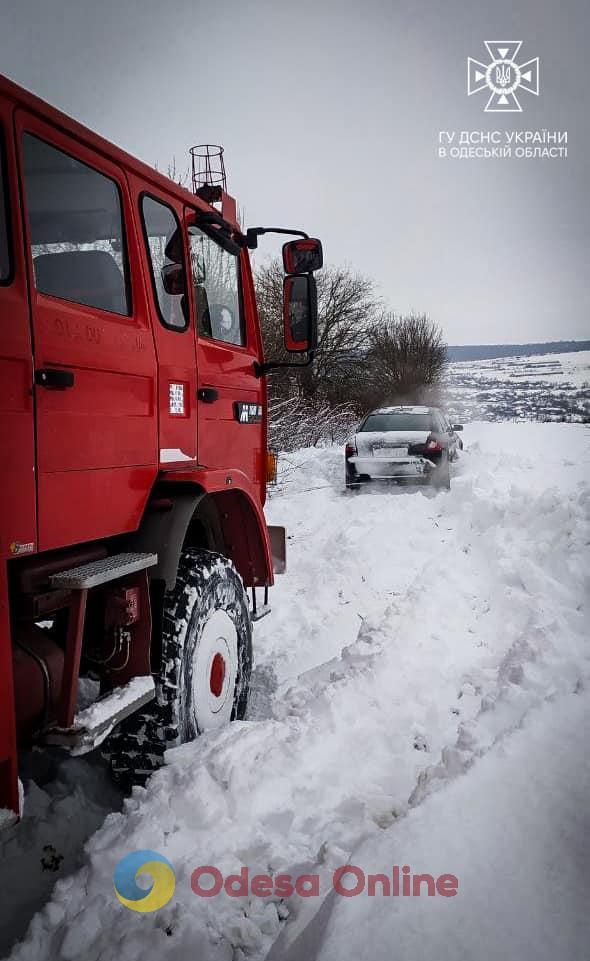 Негода на Одещині: рятувальники продовжують витягувати зі снігу авто