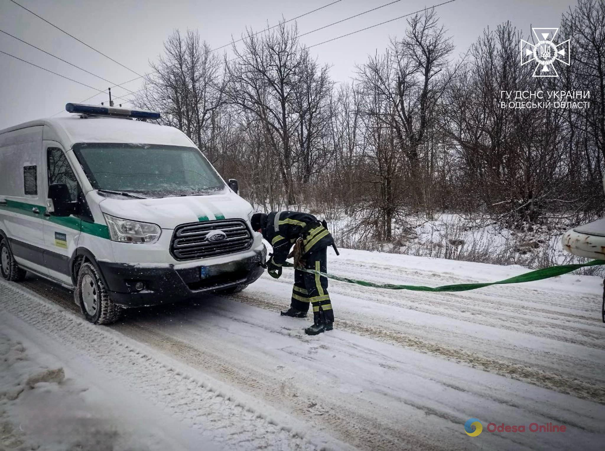 Негода на Одещині: рятувальники продовжують витягувати зі снігу авто