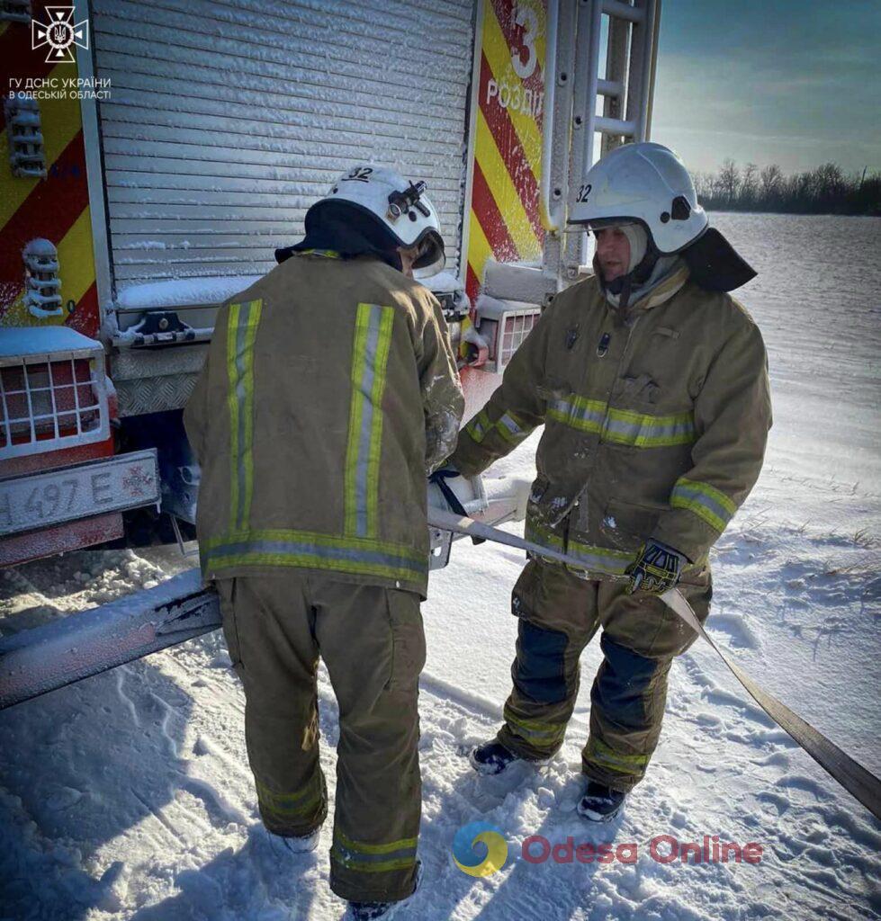 Негода на Одещині: рятувальники допомогли медикам дістатись до хворого чоловіка (фото)