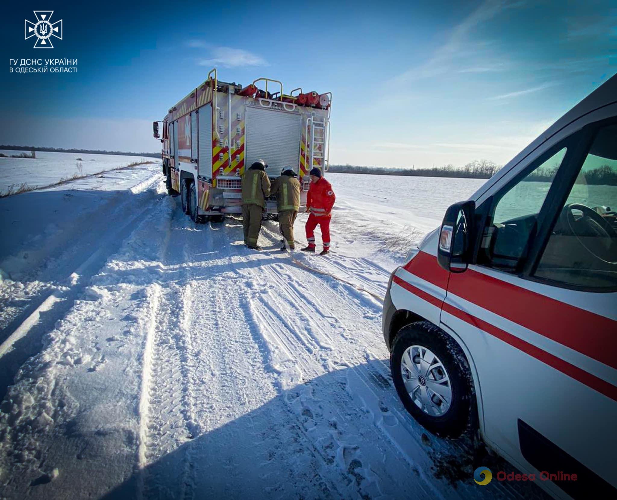 Негода на Одещині: рятувальники допомогли медикам дістатись до хворого чоловіка (фото)
