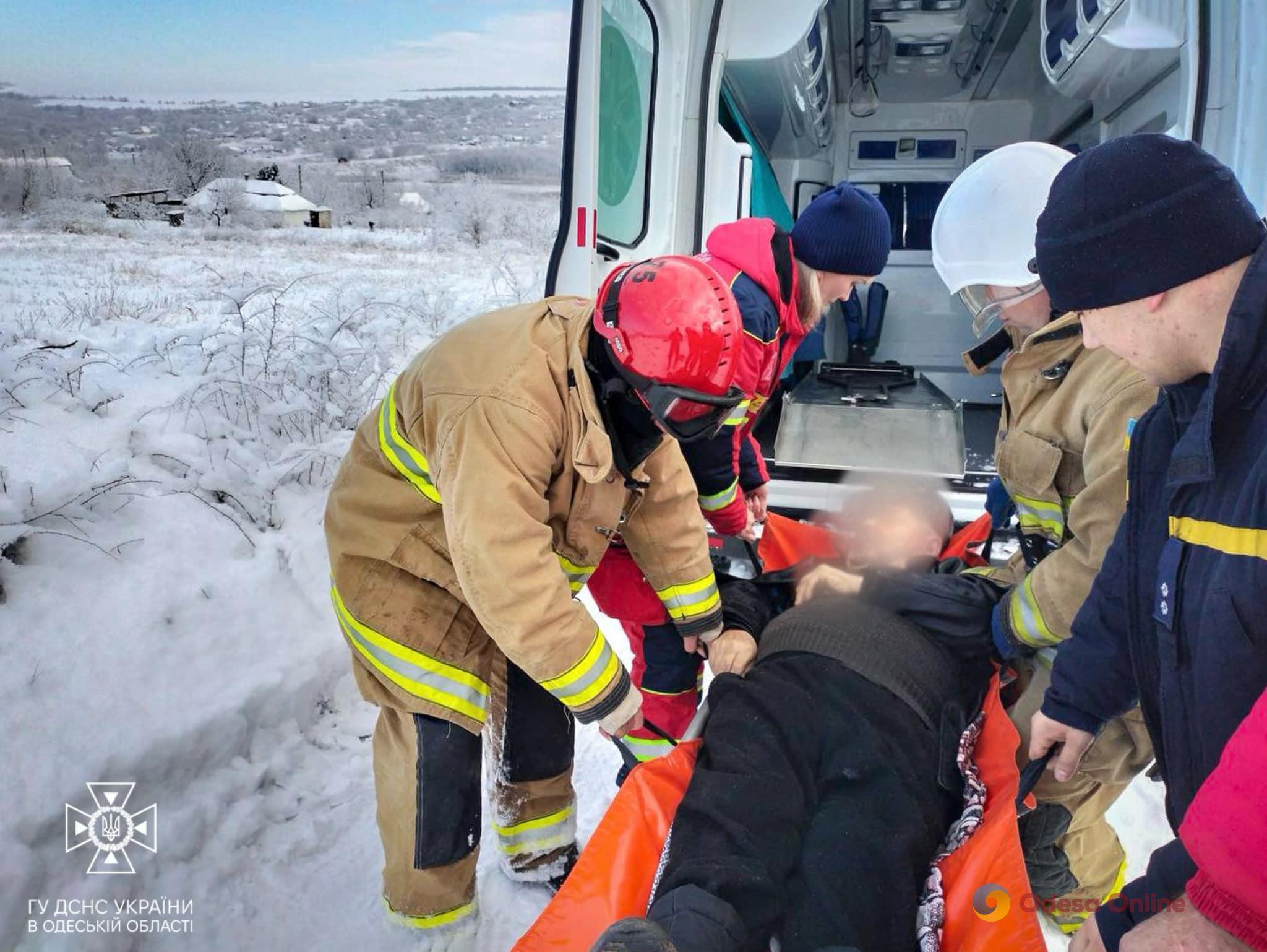 На Одещині рятувальники допомогли медикам “швидкої”, які не могли проїхати до пацієнта через ожеледицю