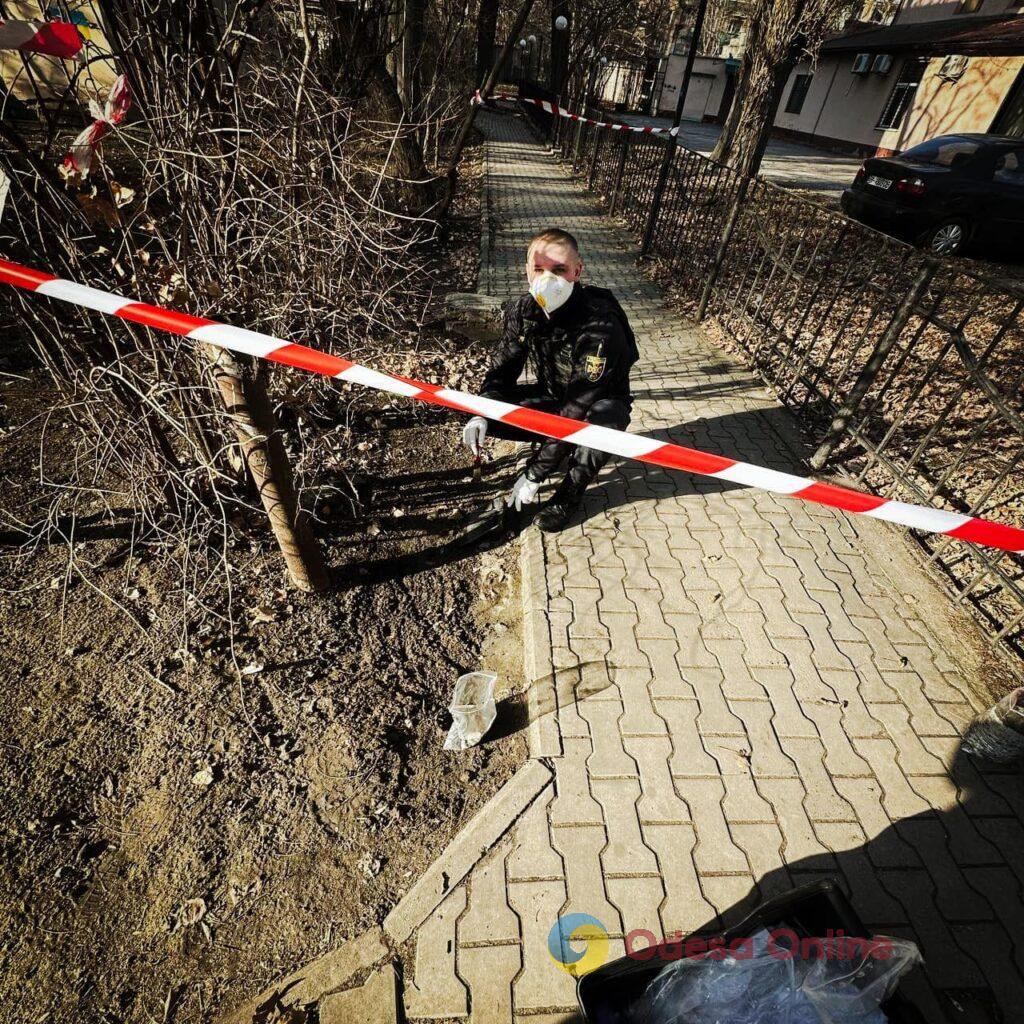 В Одессе возле одного из домов нашли рассыпанную ртуть (фото)