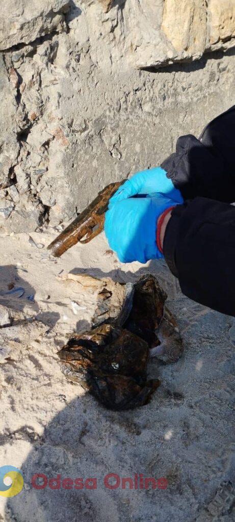 На одном из городских пляжей одесситы нашли пакет с пистолетом (фото)