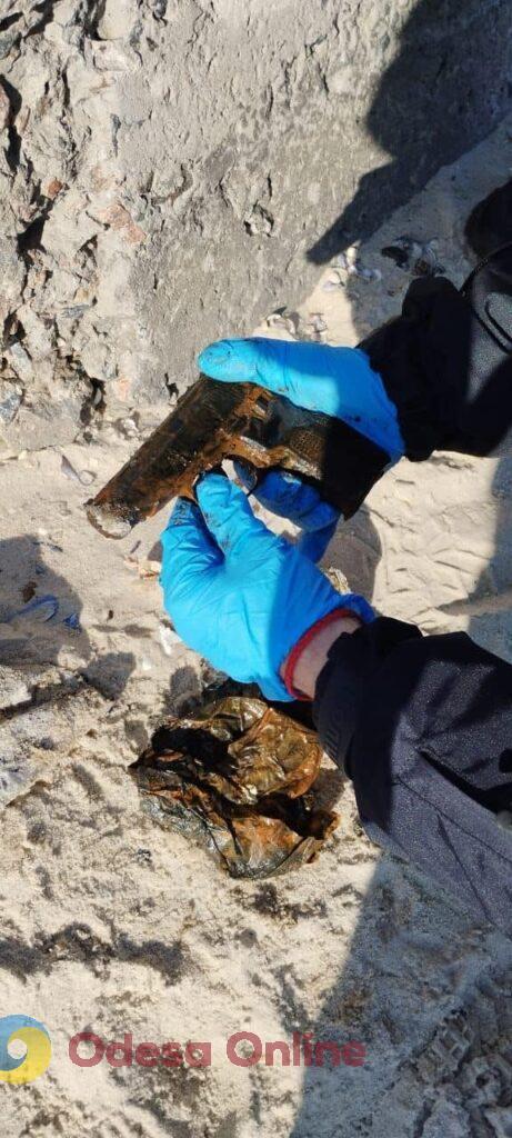 На одному з міських пляжів одесити знайшли пакет із пістолетом (фото)