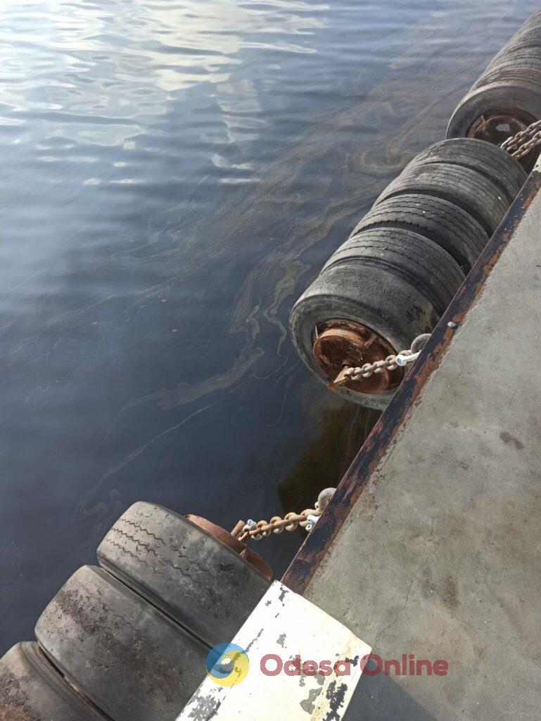У порту Миколаєва затонуло судно з нафтопродуктами (фото)