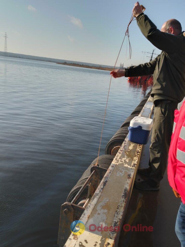 В порту Николаева затонуло судно с нефтепродуктами (фото)