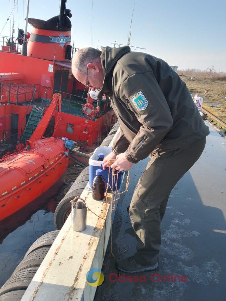 В порту Николаева затонуло судно с нефтепродуктами (фото)