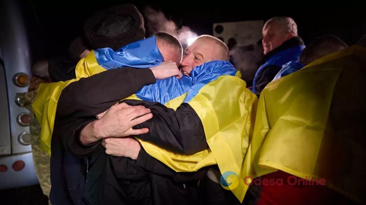 Підсумки дня: Україна повернула 230 полонених, на Одещині запобігли замовному вбивству та протестували новий трамвай