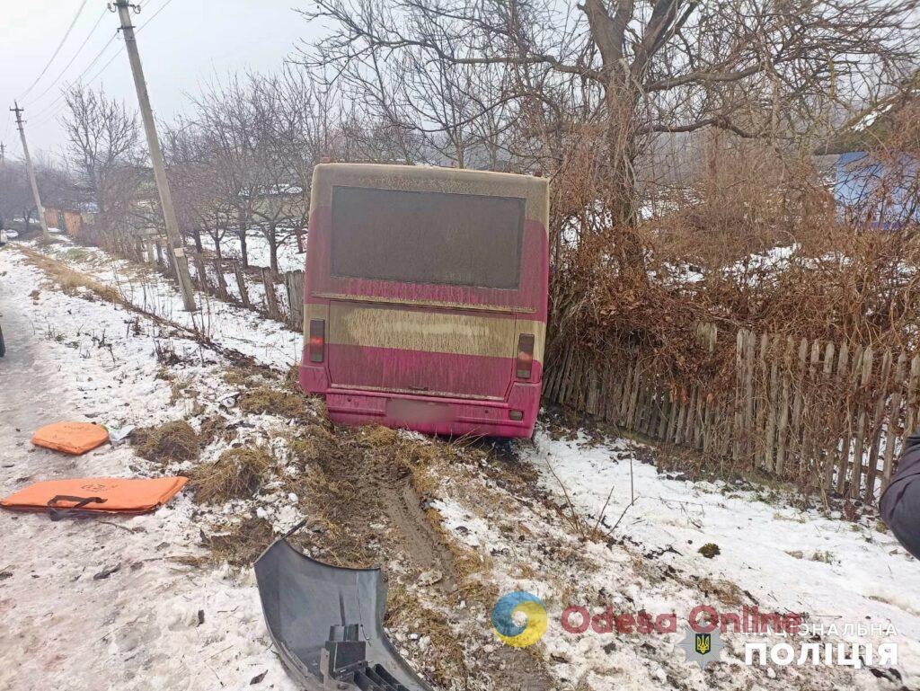 В селі на Одещині зіткнулися автобус та легковик — є постраждалі (фото)