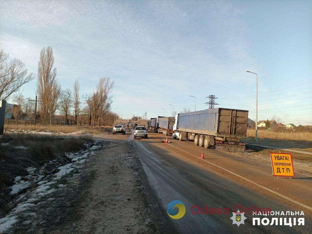 На трасі Одеса-Южне пішохід загинув під причепом вантажівки