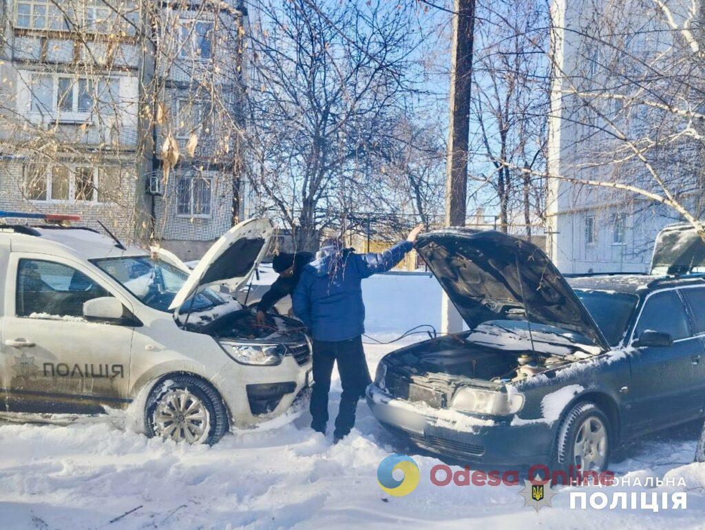 Одесская область: полицейские выручают людей на заснеженных дорогах