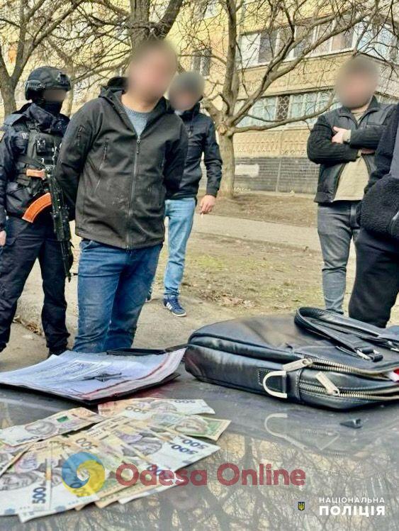 В Одессе задержан сотрудник коммунального учреждения, собиравший «дань» со стихийных торговцев