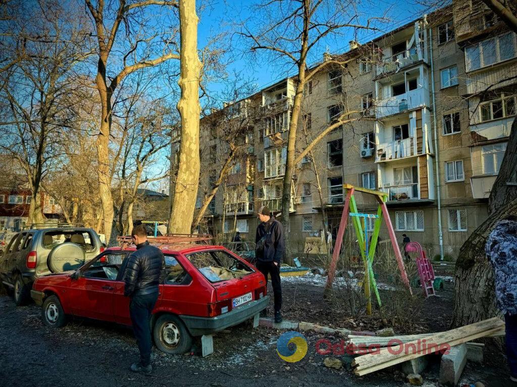 Одеські тепловики відновлюють пошкоджену нічною атакою тепломагістраль (фото)
