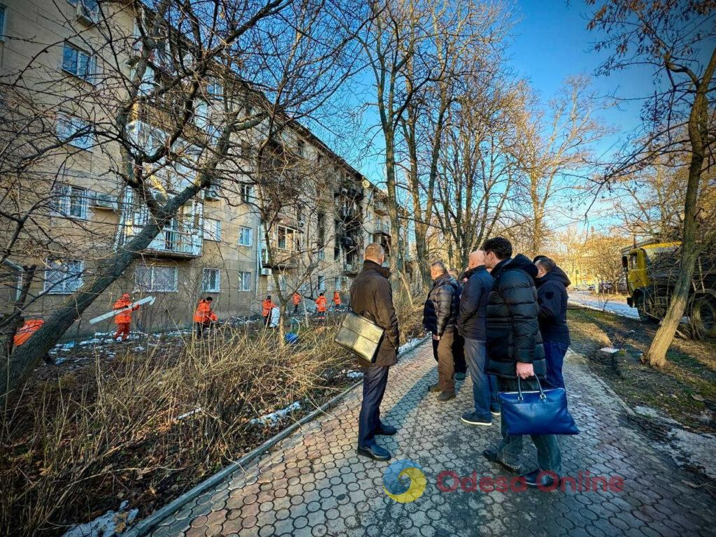 Одеські тепловики відновлюють пошкоджену нічною атакою тепломагістраль (фото)