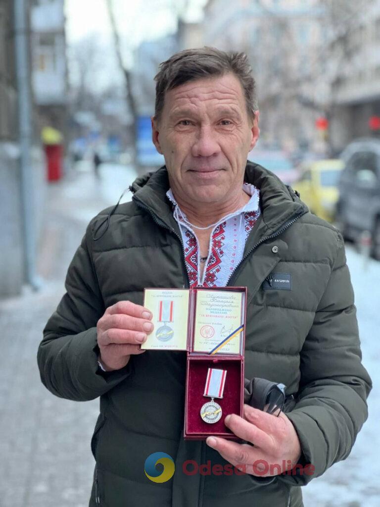 Одесского коммунальщика наградили медалью «За спасенную жизнь» (фото)