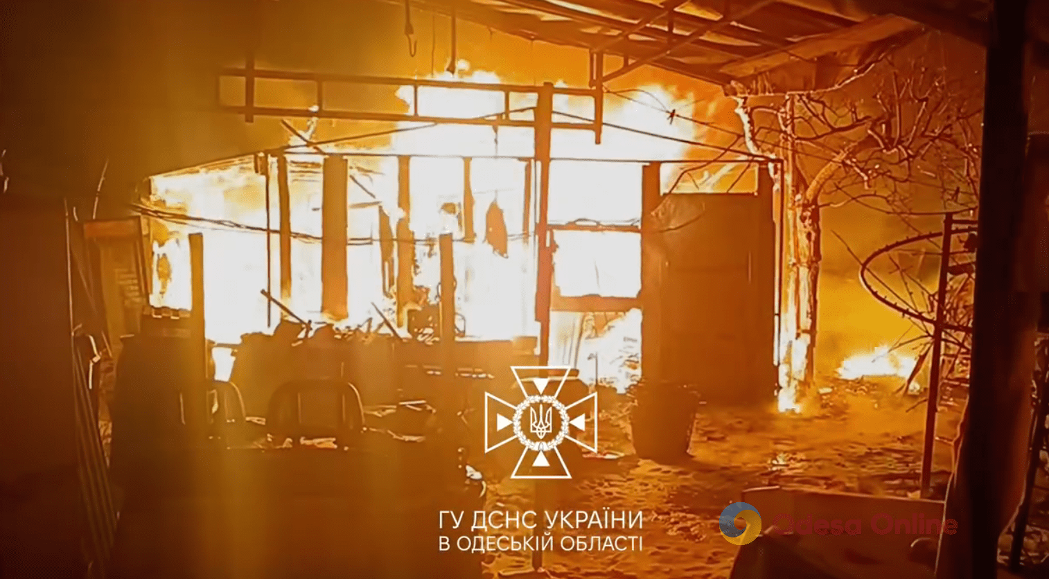 В Дачном горело сооружение с дровами внутри (видео)
