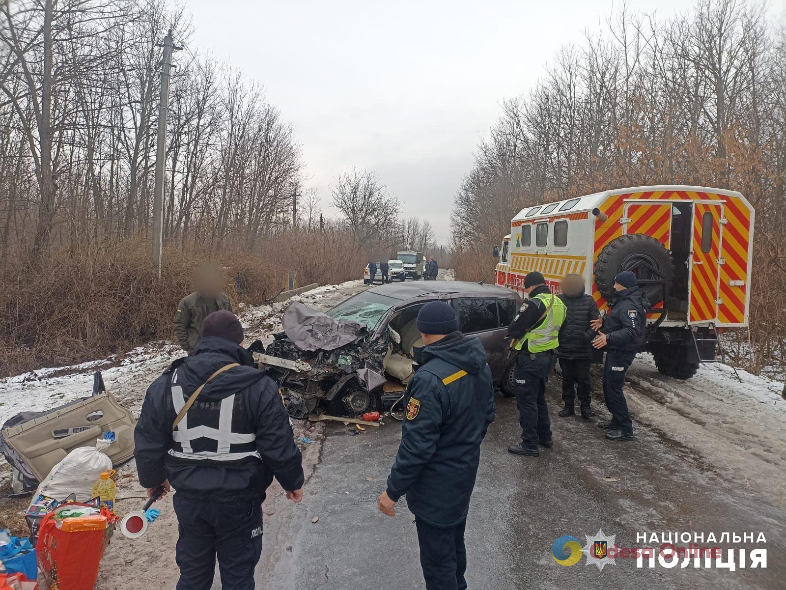 В селі на Одещині зіткнулися автобус та легковик — є постраждалі (фото)