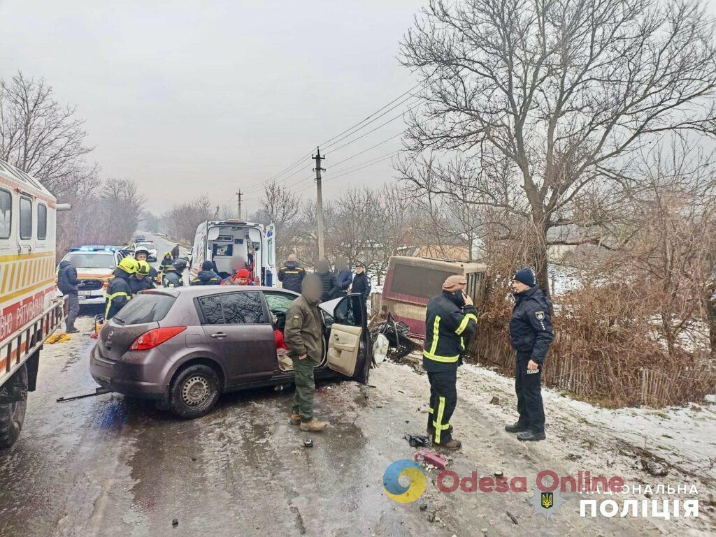 В селі на Одещині зіткнулися автобус та легковик — є постраждалі (фото)