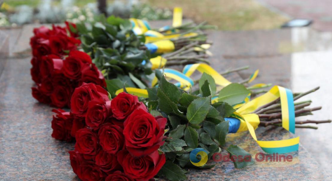 У Южному жінка вкрала квіти з меморіалу пам’яті загиблих Героїв