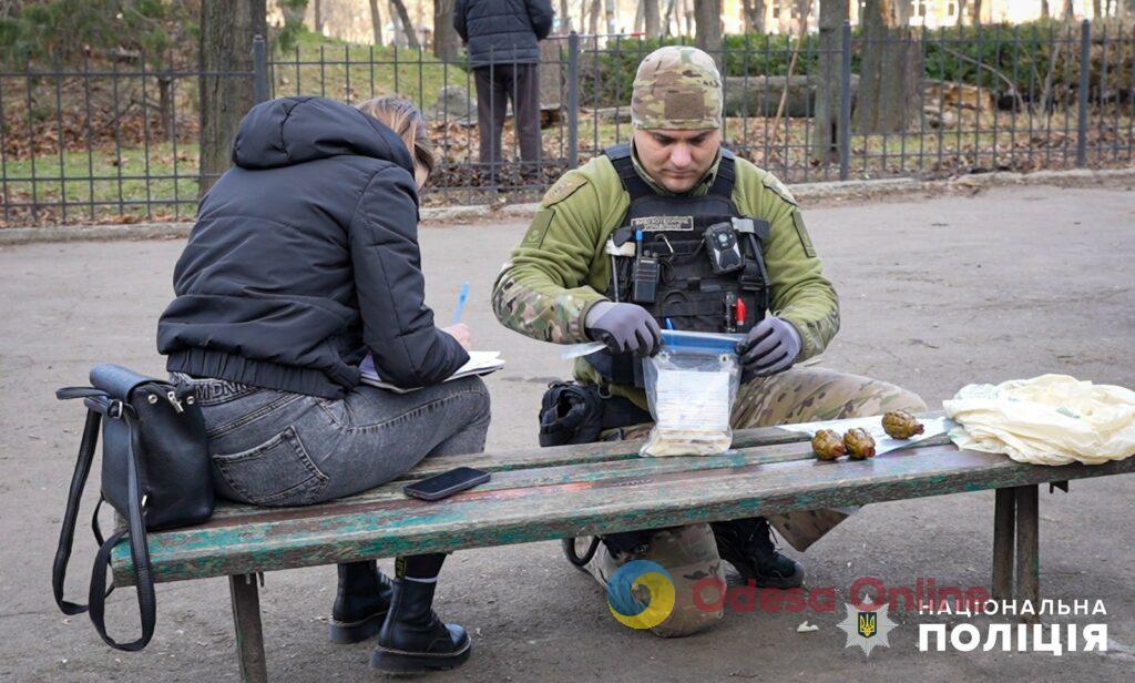Гранаты, пистолет и патроны: в Одессе задержали торговцев оружием из зоны боевых действий