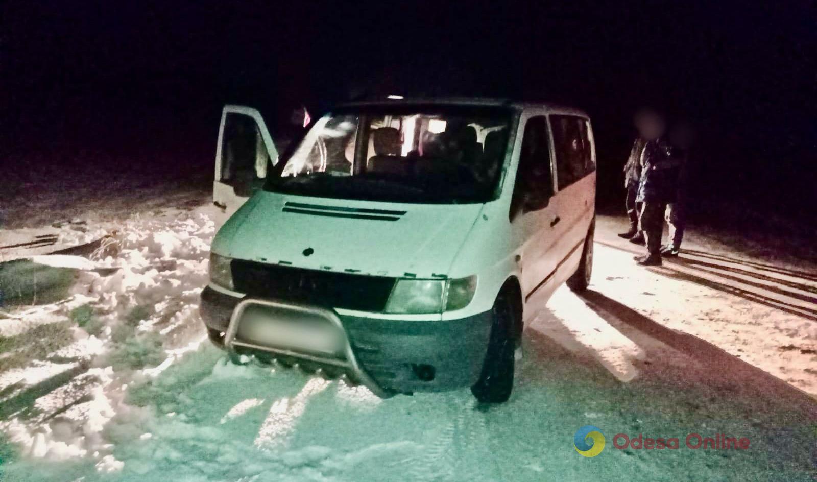 Побег в Молдову: в Одесской области на границе задержали перевозчика и четырех уклонистов